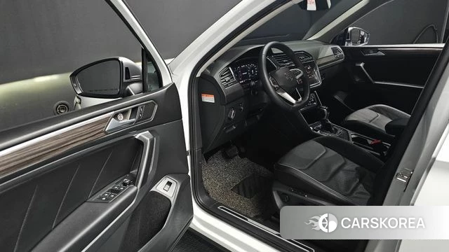 Volkswagen Tiguan Allspace 2023 Белый из Кореи, фото 2