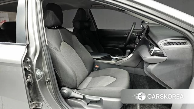 Toyota Camry (XV70) 2023 Серый из Кореи, фото 2