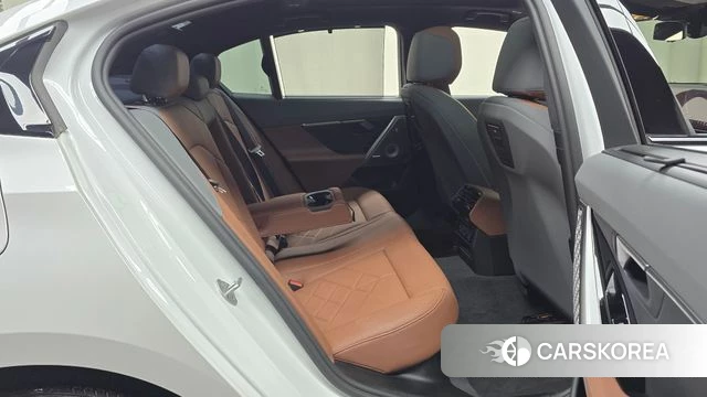 BMW 5 Series (G60) 2025 Белый из Кореи, фото 2