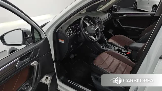 Volkswagen Tiguan Allspace 2024 Белый из Кореи, фото 2