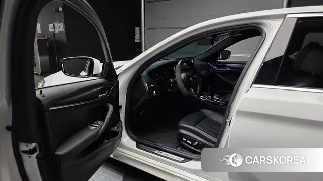 BMW 5 Series (G30) 2022 Белый из Кореи, фото 2