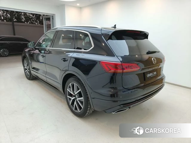 Volkswagen Touareg 2022 Черный из Китая, фото 2