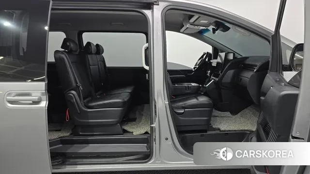 Hyundai Staria 2023 Серебристо-серый из Кореи, фото 2