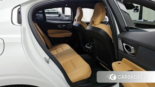 Volvo S60 3rd generation 2023 Белый из Кореи, фото 2