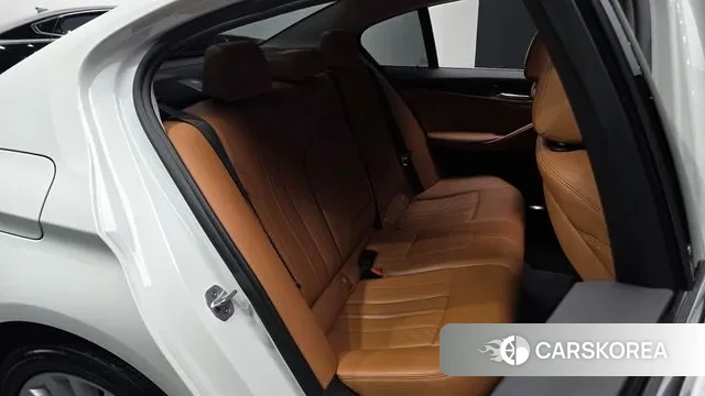 BMW 5 Series (G30) 2018 Белый из Кореи, фото 2