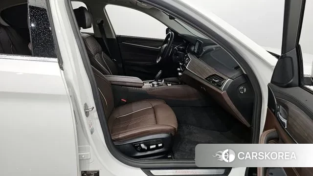 BMW 5 Series (G30) 2018 Белый из Кореи, фото 2