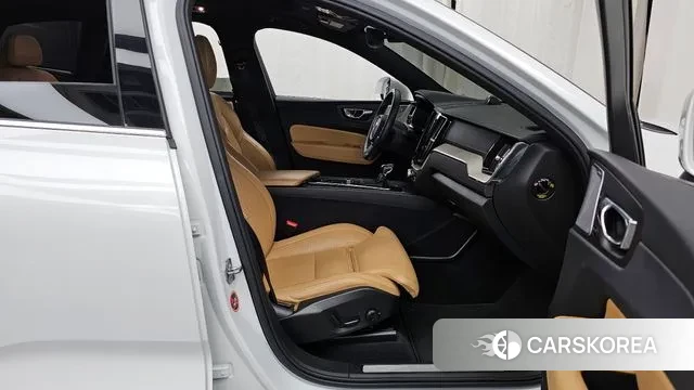 Volvo XC60 second Generation 2018 Белый из Кореи, фото 2