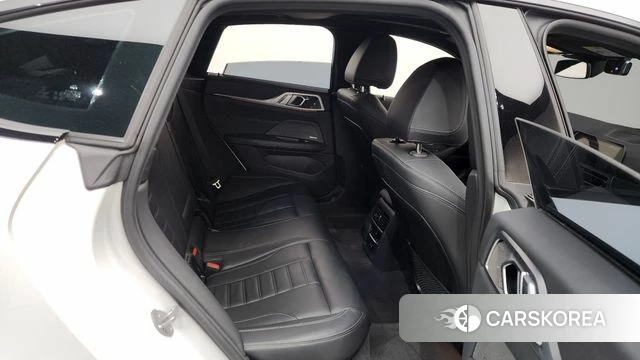 BMW 4 Series (G22) 2022 Белый из Кореи, фото 2