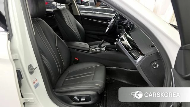 BMW 5 Series (G30) 2020 Белый из Кореи, фото 2