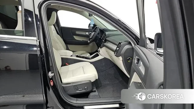 Volvo XC40 2023 Черный из Кореи, фото 2