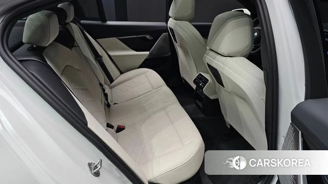 BMW 5 Series (G60) 2025 Белый из Кореи, фото 2