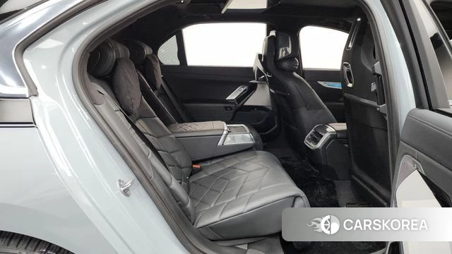 BMW 7 Series (G70) 2023 Светло-серебряный цвет из Кореи, фото 2