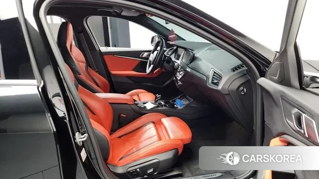 BMW 1 Series (F40) 2023 Черный из Кореи, фото 2