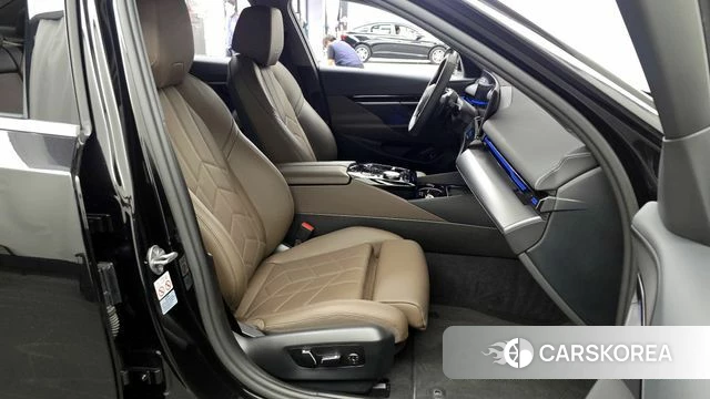 BMW 5 Series (G60) 2024 Черный из Кореи, фото 2
