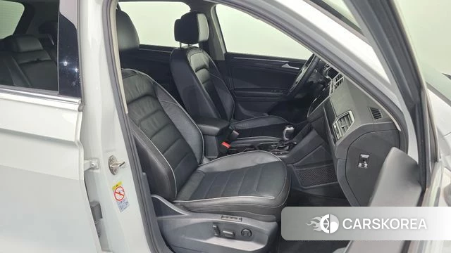 Volkswagen Tiguan second Generation 2023 Белый из Кореи, фото 2