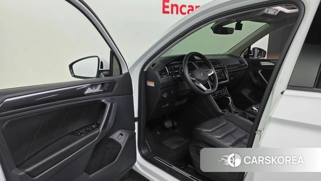 Volkswagen Tiguan second Generation 2023 Белый из Кореи, фото 2