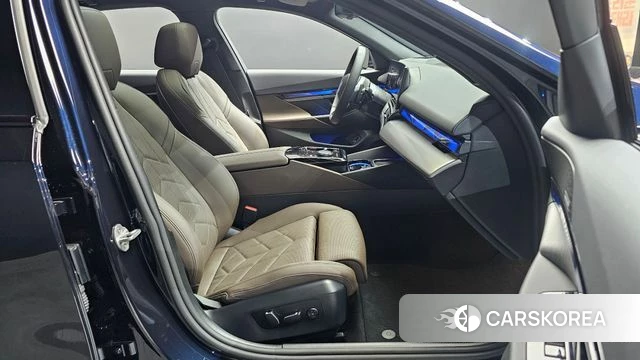 BMW 5 Series (G60) 2025 Черный из Кореи, фото 2
