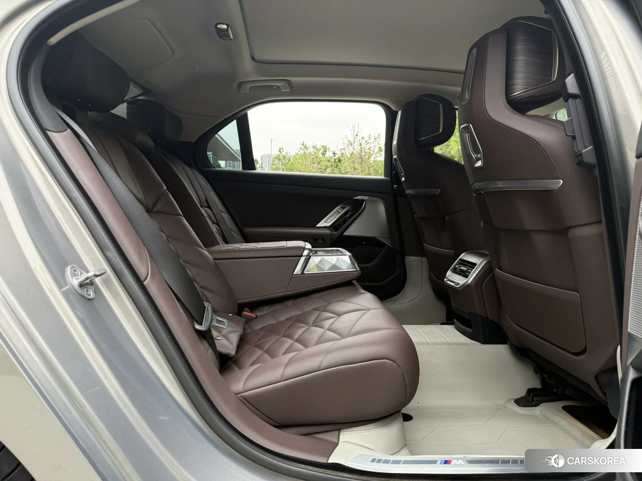 BMW 7 series 2022 Серебристо-серый из Китая, фото 2