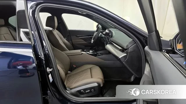 BMW 5 Series (G60) 2023 Черный из Кореи, фото 2