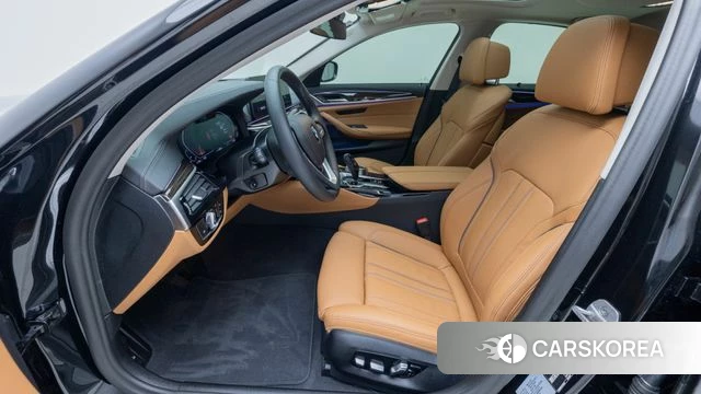 BMW 5 Series (G30) 2023 Черный из Кореи, фото 2
