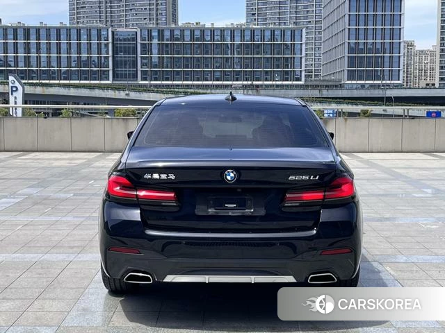 BMW 5 series 2022 Черный из Китая, фото 2