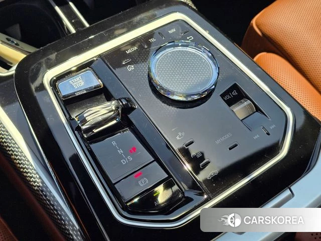 BMW 7 Series (G70) 2024 Светло-серебряный цвет из Кореи, фото 2