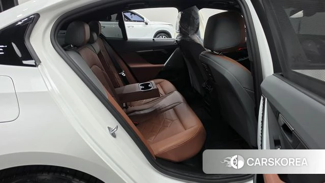 BMW 5 Series (G60) 2025 Белый из Кореи, фото 2