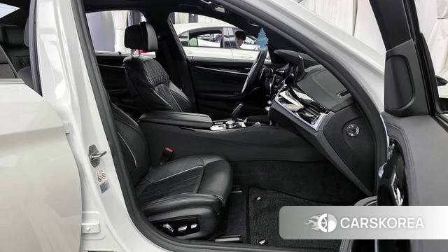 BMW 5 Series (G30) 2019 Белый из Кореи, фото 2