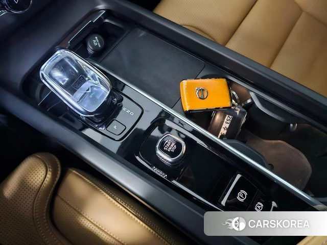 Volvo XC60 second Generation 2022 Черный из Кореи, фото 2