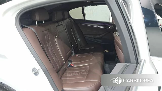 BMW 5 Series (G30) 2023 Белый из Кореи, фото 2