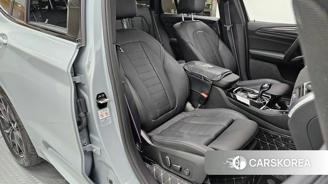 BMW X3 (G01) 2024 Светло-серебряный цвет из Кореи, фото 2