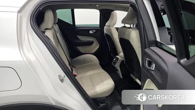 Volvo XC40 2024 Белый из Кореи, фото 2