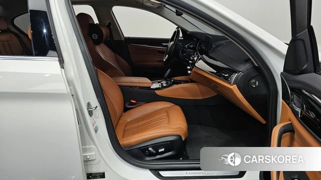 BMW 5 Series (G30) 2018 Белый из Кореи, фото 2