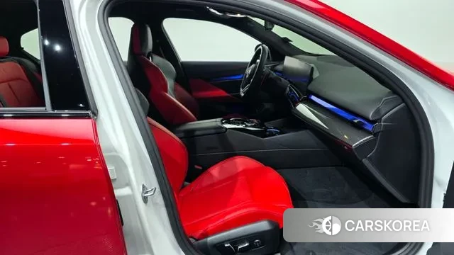 BMW M5 (G90) 2025 Красный из Кореи, фото 2