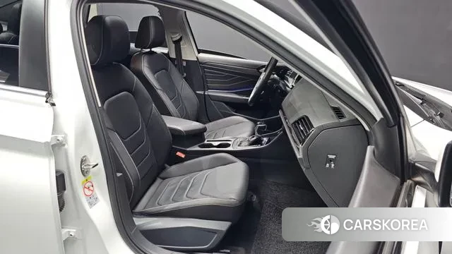 Volkswagen 7th Generation of Jetta 2023 Белый из Кореи, фото 2