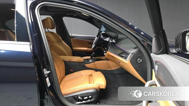 BMW 5 Series (G30) 2023 Черный из Кореи, фото 2