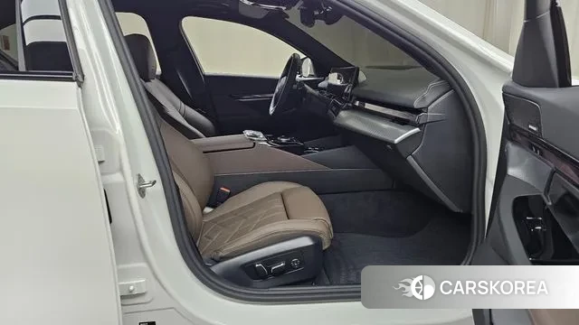 BMW 5 Series (G60) 2025 Белый из Кореи, фото 2