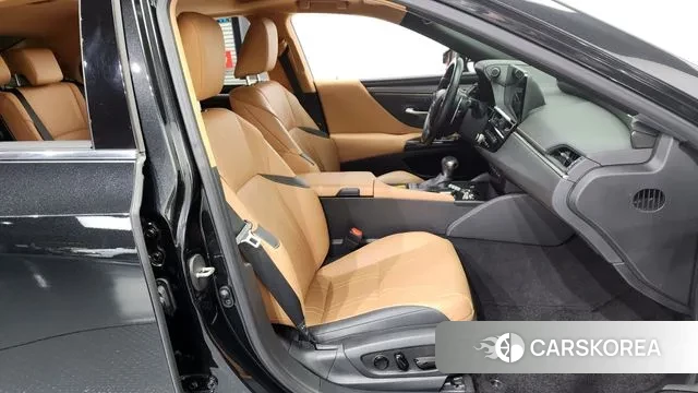 Lexus ES300h 7th generation 2023 Черный из Кореи, фото 2