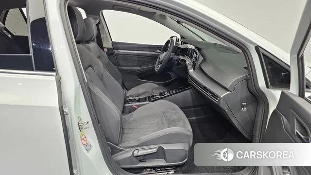 Volkswagen Golf 8th Generation 2024 Белый из Кореи, фото 2