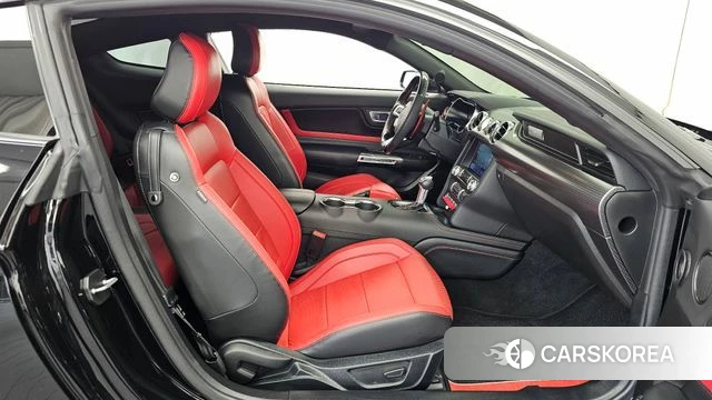 Ford Mustang 2022 Черный из Кореи, фото 2