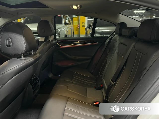 BMW 5 Series (G30) 2019 Белый из Кореи, фото 2