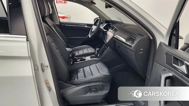 Volkswagen Tiguan second Generation 2024 Белый из Кореи, фото 2