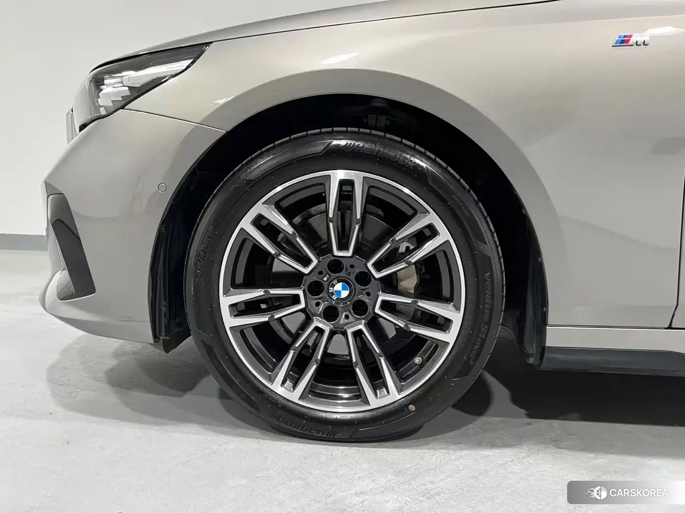 BMW 5 series 2024 Silver/gray из Китая, фото 2