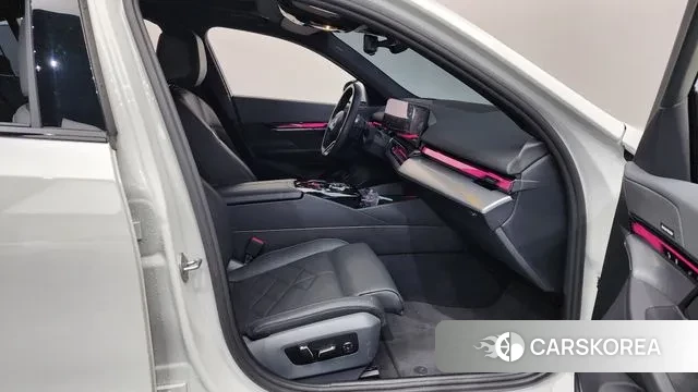 BMW 5 Series (G60) 2025 Белый из Кореи, фото 2