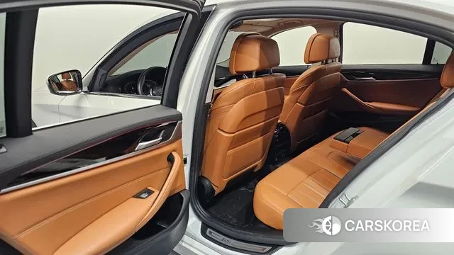 BMW 5 Series (G30) 2021 Белый из Кореи, фото 2