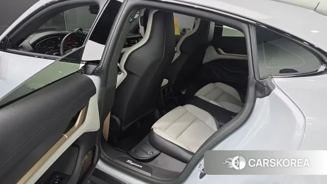 Porsche Taycan 2023 Светло-серебряный цвет из Кореи, фото 2