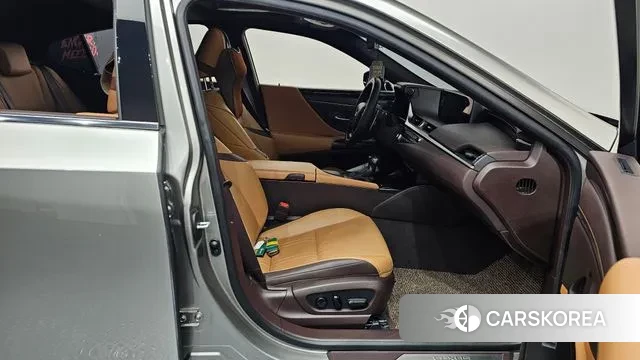 Lexus ES300h 7th generation 2020 Песочный из Кореи, фото 2