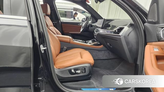 BMW X7 (G07) 2024 Черный из Кореи, фото 2