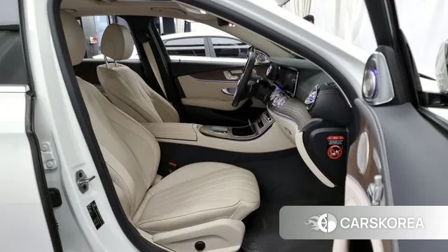 Mercedes-Benz E-Class W213 2023 Белый из Кореи, фото 2