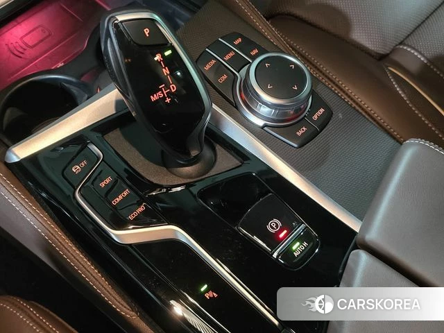 BMW 5 Series (G30) 2022 Серебристо-серый из Кореи, фото 2